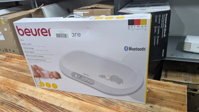 boîte contenant un appareil Bluetooth posée sur une table en bois