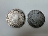 deux pièces d'argent, l'une ornée d'une tête de lion et l'autre d'une tête de lion