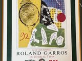 une photo encadrée représentant un joueur de tennis tenant une raquette