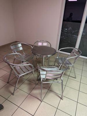 une table et des chaises dans une pièce dotée d'une porte-fenêtre coulissante