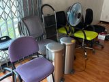 plusieurs chaises et une poubelle dans une pièce