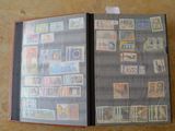 un livre orné de timbres, posé par terre