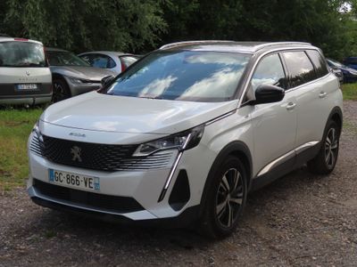 un SUV blanc garé sur un parking avec d'autres voitures