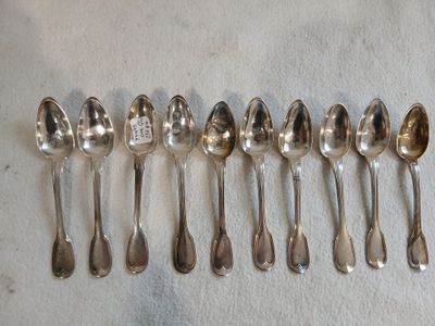 six cuillères en argent alignées en rang sur une table