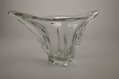 un vase en verre posé sur une table