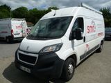 une camionnette blanche garée dans un parking