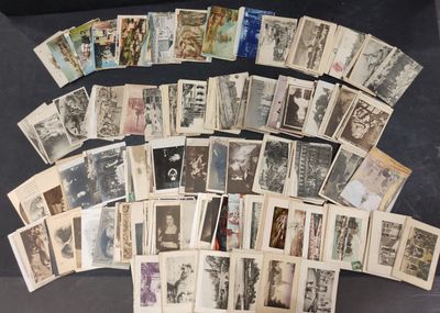 beaucoup de vieux timbres qui sont posés sur la table