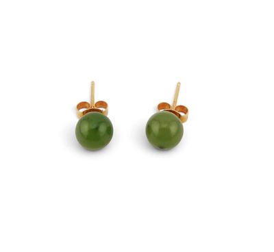 une paire de boucles d'oreilles en jade vert et en or sur fond blanc