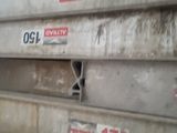un gros plan d'un camion sur lequel figurent de nombreux chiffres