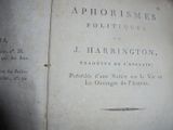 un vieux livre écrit posé sur une table