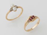 deux bagues en or ornées de perles et de diamants