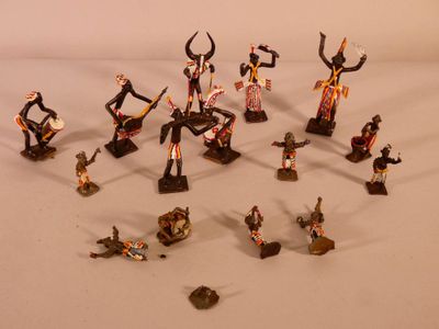 de nombreuses figurines de différents types et tailles sur la table