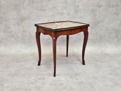 une petite table avec un plateau en marbre sur fond blanc