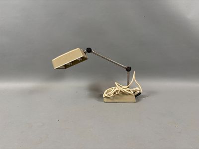 une photo d'une lampe de bureau posée sur une table