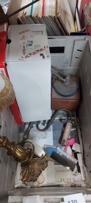 Lot de bibelots divers, comprenant lampes, applique et un mo…