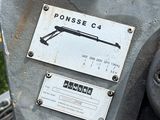 un gros plan d'une moto avec une plaque d'immatriculation