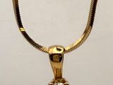 collier plaqué or avec un pendentif en diamant monté sur une chaîne serpent