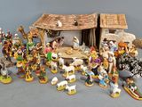 de nombreuses figurines de différents types et tailles sur la table