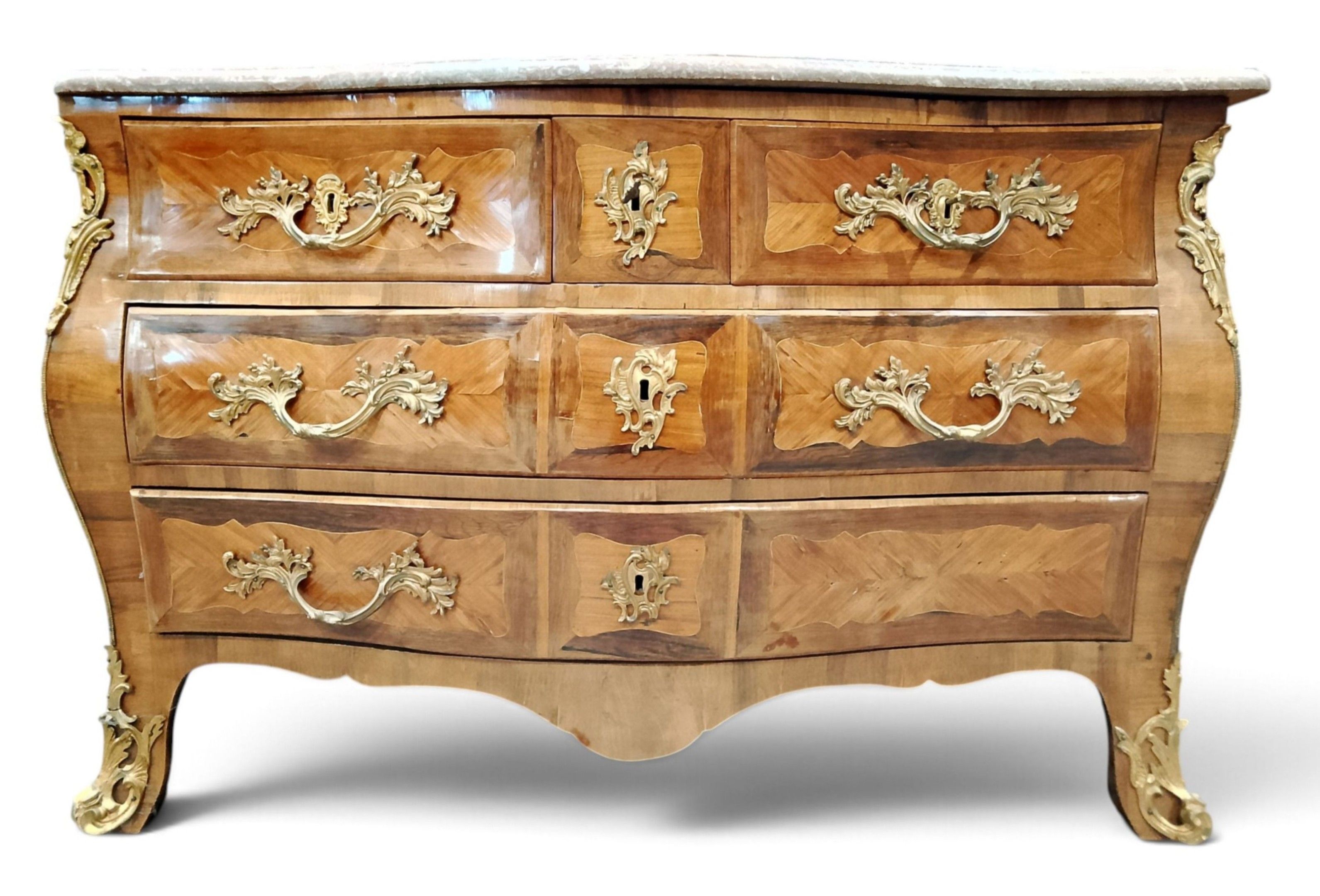 Commode galbée en bois de placage ouvrant à cinq tiroirs sur…