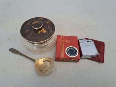un paquet de cigarettes et une boîte d'allumettes posés sur une table