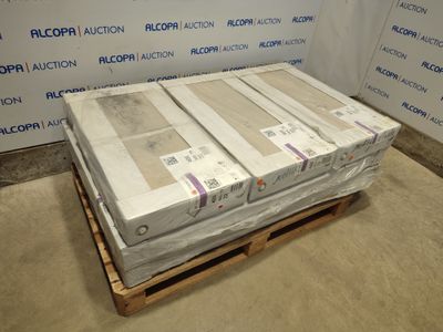 beaucoup de cartons sur une palette dans une pièce