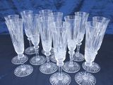 six verres à vin transparents posés sur une table bleue