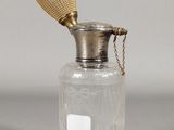 une bouteille en verre à l'ancienne, munie d'une poignée en bois et d'une poignée en métal