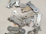 un grand nombre d'outils posés sur une table