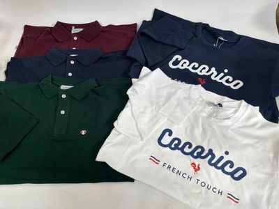 Trois polos sont posés sur une table, avec une tasse de café devant chacun d'eux