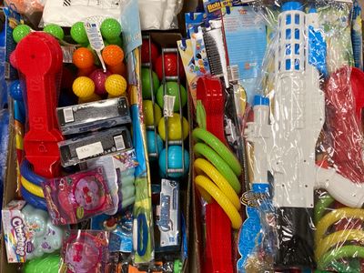 Cette boîte contient de nombreux types de jouets différents