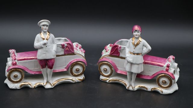 Lot de deux petites jardinières en porcelaine polychrome à décor ...