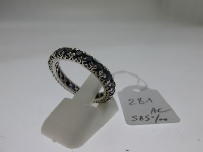 une image représentant une bague en argent sertie de pierres noires sur un fond blanc