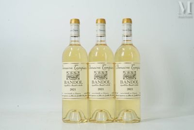 trois bouteilles de vin blanc posées les unes à côté des autres sur une table