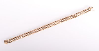 une image d'un bracelet en or sur fond blanc