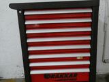 une photo d'une armoire à outils rouge et noire dans un garage