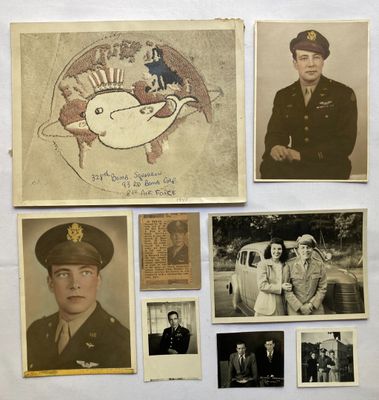 plusieurs vieilles photos d'hommes et de femmes en uniforme militaire accrochées à un mur