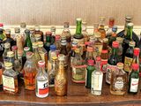 de nombreuses bouteilles d'alcool posées sur une table en bois