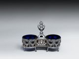 une photo représentant un plateau en argent sur lequel sont posés des bols en verre bleu