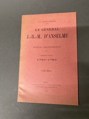 un livre à la couverture rose posé sur une table