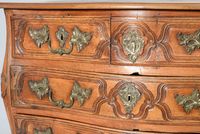 Commode galbée en noyer mouluré ouvrant par cinq tiroirs et … (photo 6)
