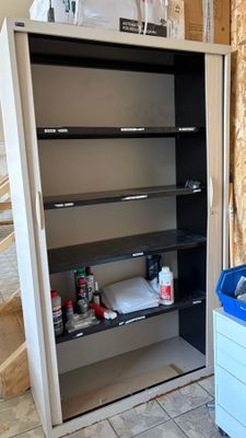 une photo d'un meuble de rangement dans une maison en cours de construction