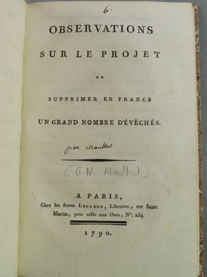 un livre ouvert avec une écriture dessus, posé sur une table