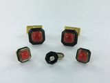 un lot de quatre anneaux de manchette rouges et noirs