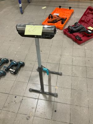 de nombreux outils éparpillés par terre dans la pièce