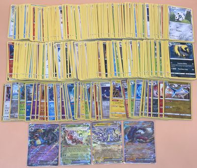 une grande collection de cartes Pokémon posée sur une table