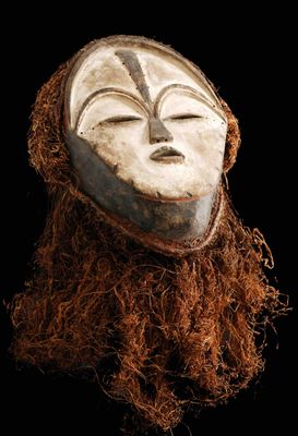 une image représentant un masque blanc avec des cheveux bruns sur fond noir