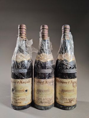trois bouteilles de vin emballées dans du plastique, posées sur une table