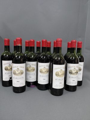 six bouteilles de vin sont alignées sur une table