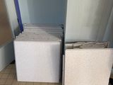 une pile de papiers empilés les uns sur les autres par terre