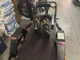 un chariot sur lequel se trouve un vélo, dans une pièce